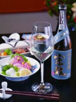 Saké Junmai Ginjo Munemasa de la maison Munemasa, en accord avec de la cuisine japonaise et des sashimi