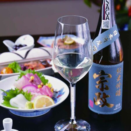 Saké Junmai Ginjo Munemasa de la maison Munemasa, en accord avec de la cuisine japonaise et des sashimi