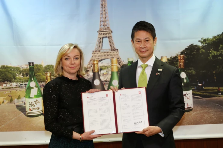 bouteilles de saké et certificat