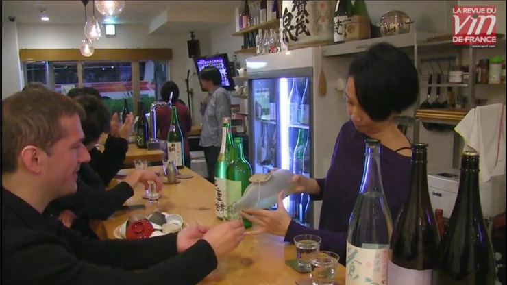 dégustation de saké sur un comptoir