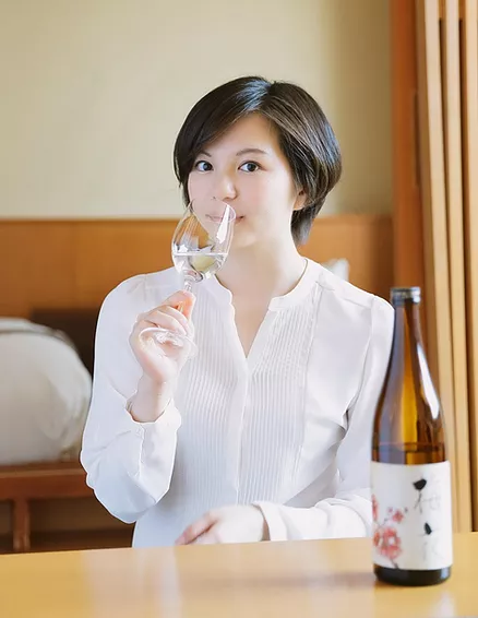 femme qui va déguster et conserver le saké