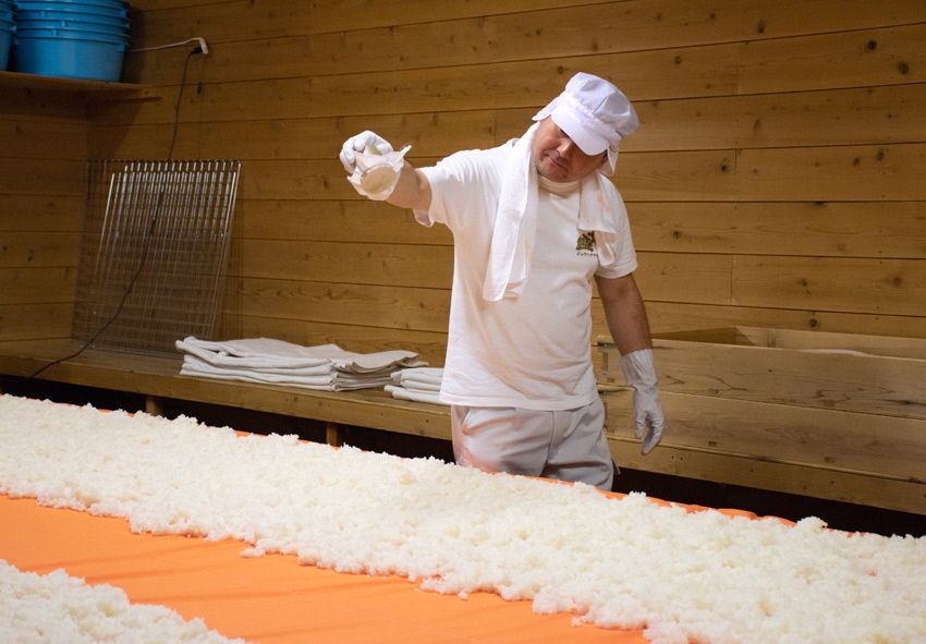 Fabrication sake authentique producteur japonais japon Okayama Juhachi Zakari alcool vin artisanal