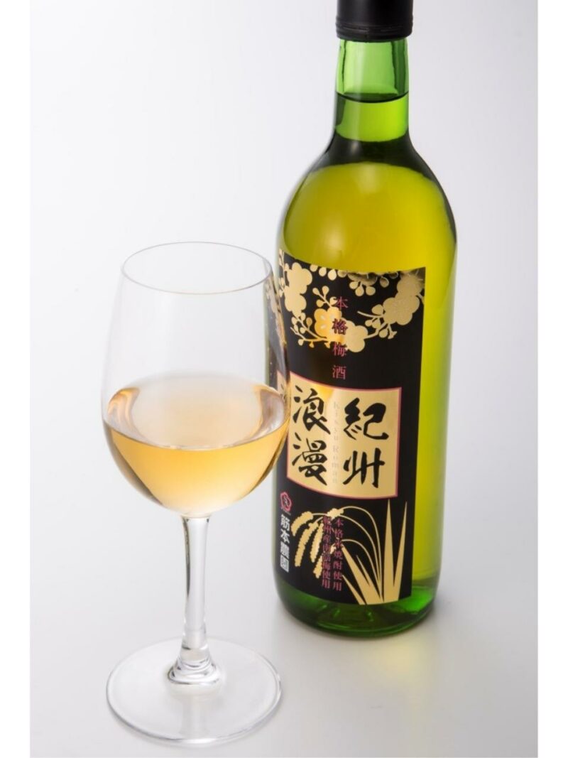 bouteille de liqueur de prune umeshu kishuroman et un verre rempli