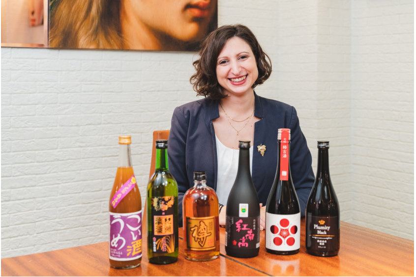 amandine pastourel avec des bouteilles de umeshu