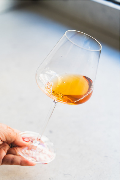 un verre rempli de umeshu