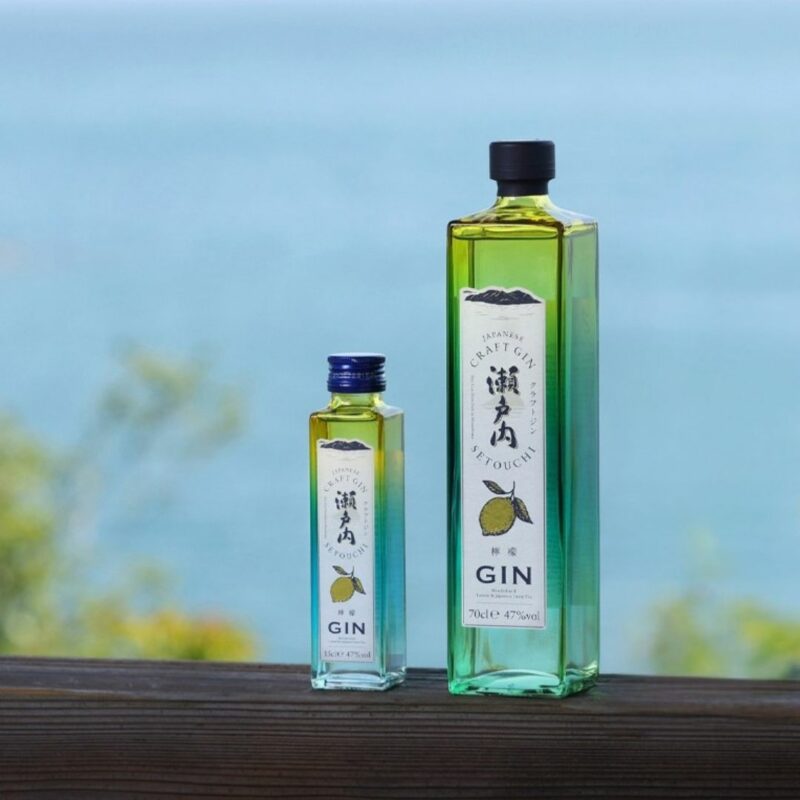 deux bouteilles de gin setouchi lemon devant l'océan