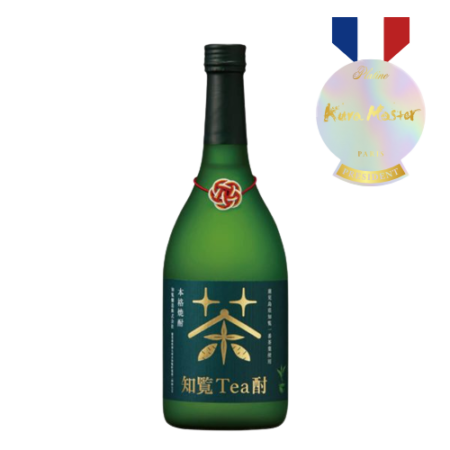 Bouteille de Shochu de patate douche et thé vert nommé Chiran Tea Chu avec une médaille d'un prix Kuramaster