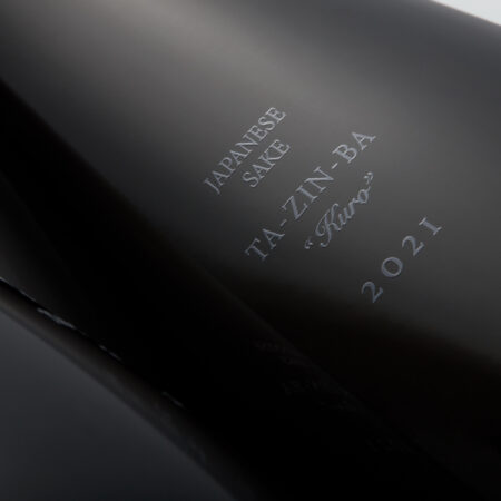 bouteille avec saké tazinba kuro junmai kimoto