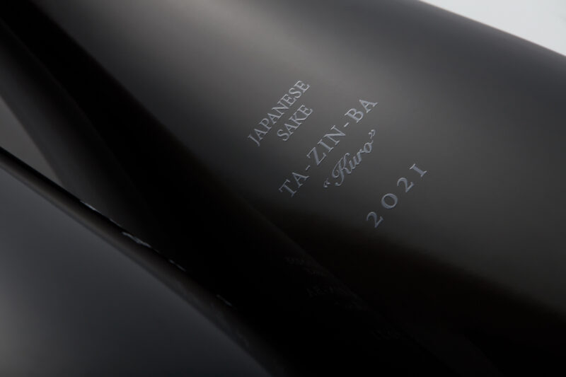 bouteille avec saké tazinba kuro junmai kimoto