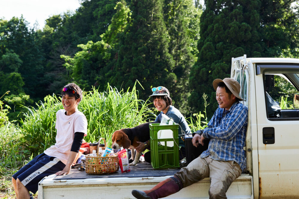 des hommes heureux sur une camionnette