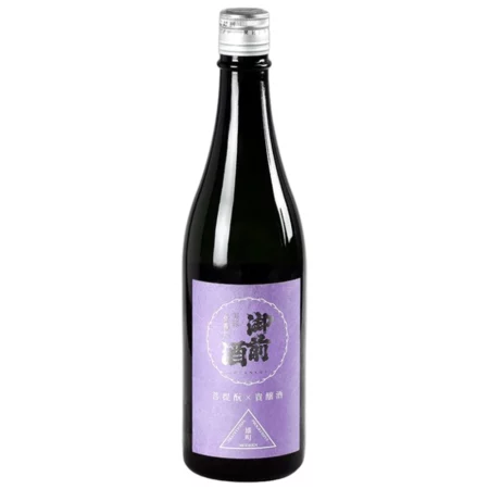 Bouteille de Saké Kijoshu Gozenshu. Bouteille foncée avec une étiquette violette.