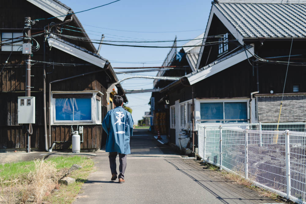Patron de la maison gochoda qui se balade dans les rues de Saga