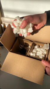 Boîte en carton avec une bouteille et de la protection à l'intérieur