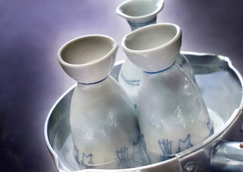 ochoko dans une casserole pour faire du saké chaud kanzake