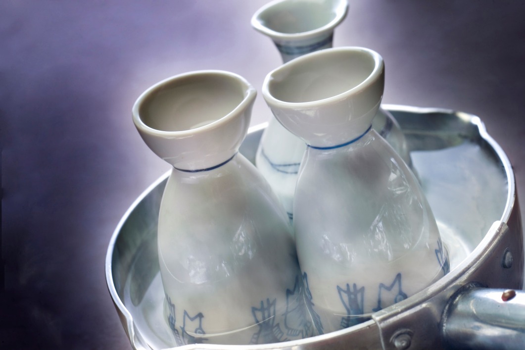 ochoko dans une casserole pour faire du saké chaud kanzake