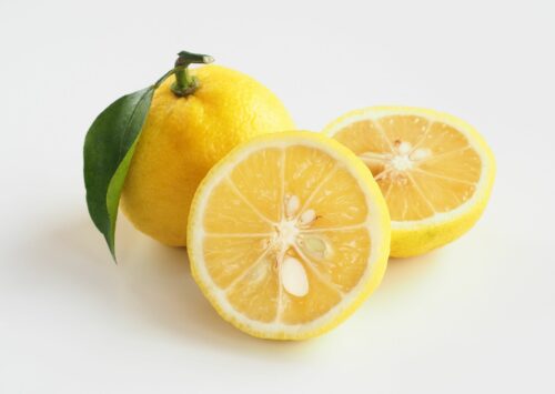 fruit yuzu coupé en deux