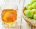 Verre avec de l'umeshu et des prunes