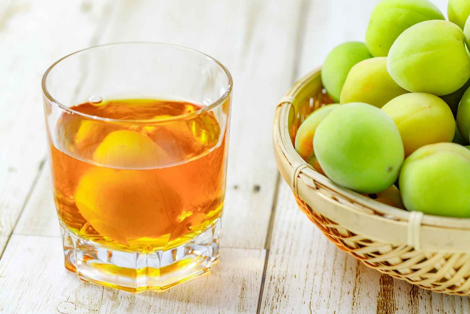 Verre avec de l'umeshu et des prunes